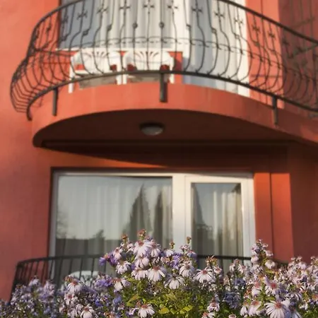 Szonyi Garden Pest 3*