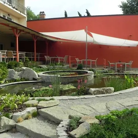 Szonyi Garden Pest 3*